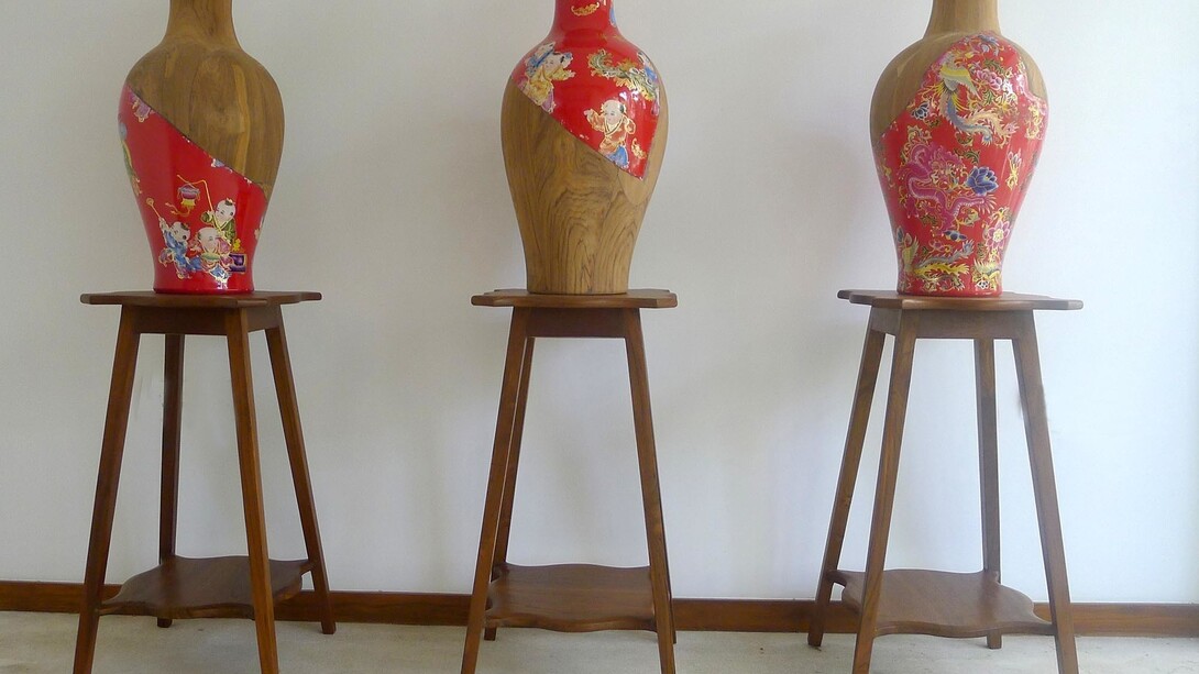 Sudarshan Shetty, Untitled, 2015, Céramique, Tek recyclé et table, 137 x 40 x 40 cm / 54 x 16 x 16 in. chaque, Courtesy of the artist, Galerie Daniel Templon Brussels and Paris