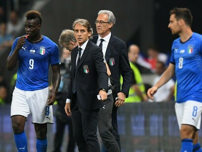 Roberto Mancini con la squadra dell'Italia