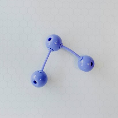 Les atomistes de l'Antiquité utilisaient le mot « atomes » pour désigner les éléments microscopiques, insécables, solides et localisés dont la matière était formée