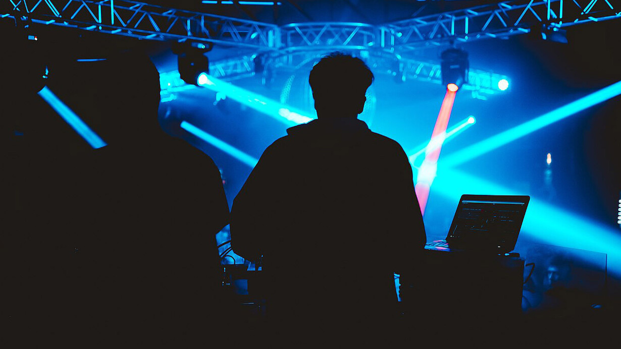 El DJ Nicolás St durante una presentación en vivo