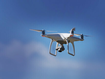 Connecter de petits drones à basse altitude et faible portée au moyen de réseaux mobiles pose des défis techniques