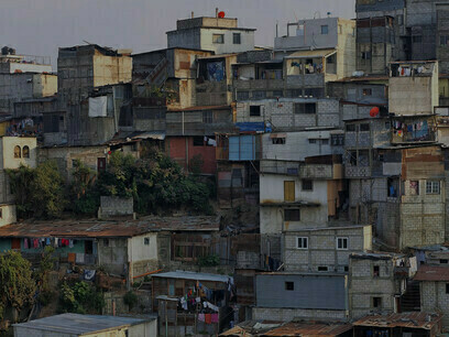 Herausforderungen des sozialen Wohnungsbaus und der Armut im globalen Süden