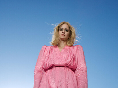 Alex Prager, Cecily, archival pigment print, 21x36 in (print), 53.3x91.4 cm. Courtesy of Alex Prager studio & Lehmann Maupin, New York, Hong Kong, Seoul, and London