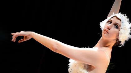 La actriz Anakarina Fajardo interpretando a la bailarina Anna Pavlova en la obra «El Benemérito y La Pavlova» en el teatro del Trasnocho Cultural en Caracas, Venezuela