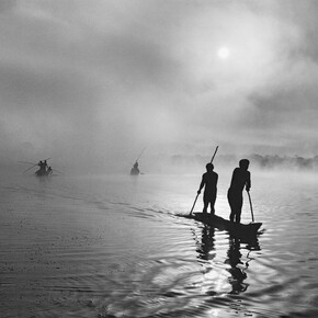 Fishing in the Piulaga Laguna during the Kuarup ceremony of the Waura Group, Upper Xingu Basin, 
Mato Grosso, Brazil, 2005 © Sebastião Salgado / Amazonas Images