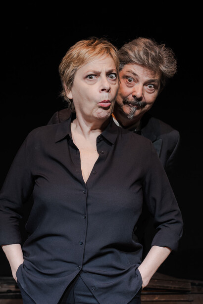 Maria Cassi e Leonardo Brizzi, complici. I due artisti sono in scena con lo spettacolo Diamine! Stanno rinverdendo i successi di quando, ragazzi,  fondarono di "Aringa e Verdurini". © Leonardo Giannini