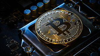 Bitcoin dorado. Desde 2013 hasta 2024, la relación entre terrorismo y criptomonedas ha experimentado transformaciones importantes