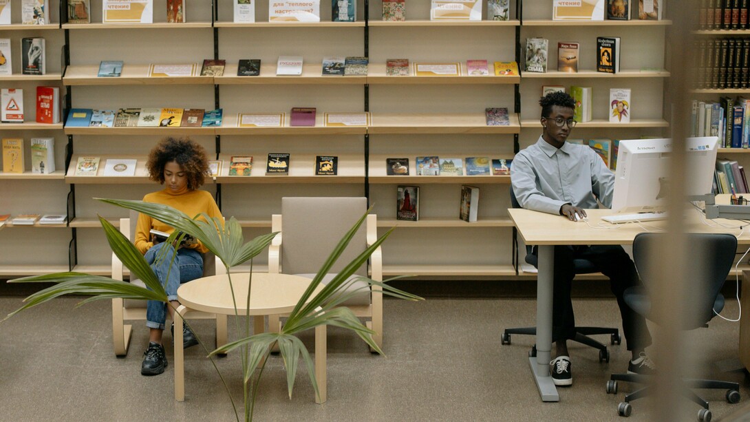 Homem faz pesquisa acadêmica em biblioteca. O tipo de conhecimento mais validado depende do propósito. O ideal é que os dois sejam vistos como complementares: o conhecimento acadêmico oferece rigor e generalização, enquanto o conhecimento empírico fornece experiência e contexto