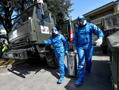 Militari russi scaricano materiale