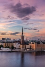 Stoccolma è una città sospesa tra acqua e pietra, dove ogni strada riflette la luce dei canali. Stoccolma, Svezia