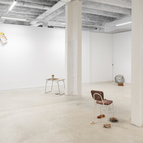 Richard Wentworth, Rearview mirror, exhibition view. Courtesy of Prats Nogueras Blanchard