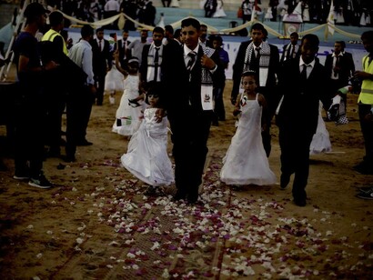 Participantes en una boda masiva en Palestina en 2009 que se convirtió en noticia viral