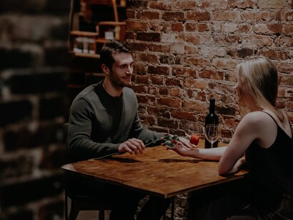 Casal em noite romântica com vinho