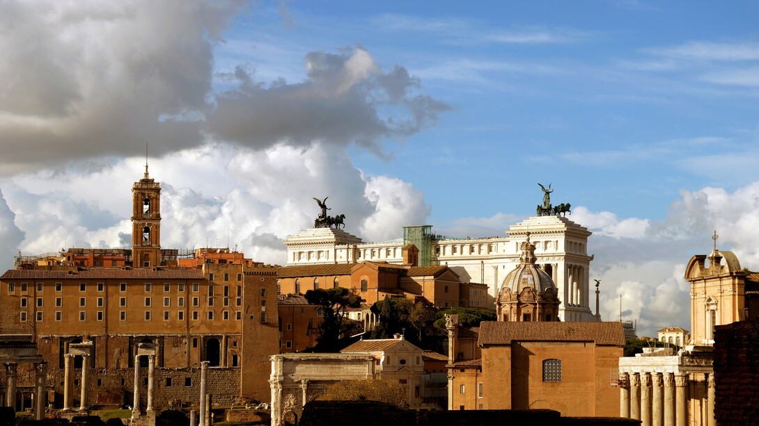 A Roma il cinema non arriva da fuori: sembra emergere dalle pietre, dai vicoli e dalla memoria stessa della città. In copertina una foto del Campidoglio e del Vittoriano, Roma, Italia