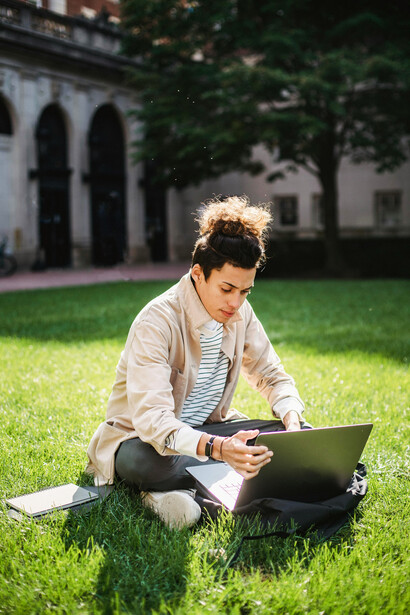 En el proceso de internacionalización, las universidades adaptan sus currículos para ofrecer competencias interculturales y preparar a los estudiantes para un entorno globalizado