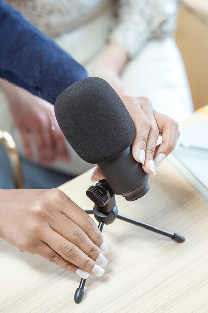 Assemblée de copropriétaires. Je venais de remarquer la présence du micro, objet inutile dans une salle de taille modeste