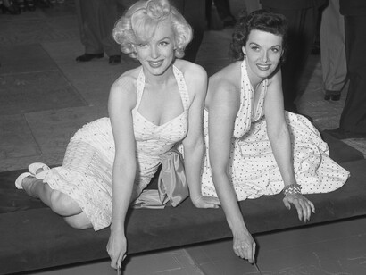Marilyn Monroe y Jane Russell. ¡Escribiendo a la entrada del TCL, donde las estrellas más importantes y brillantes de Hollywood acuden a ver sus películas! Los Angeles, California. 27 de junio de 1953. Archivo fotográfico del Los Angeles Times. EE.UU.