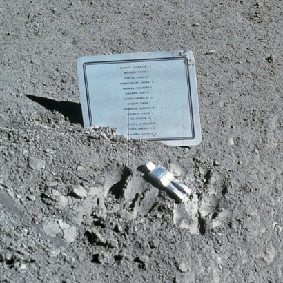 Il Fallen Astronaut con accanto i nomi degli astronauti caduti, lasciato da David Scott (Apollo 15)
