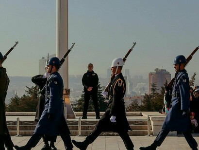 Pense em cirurgiões de elite, que precisam manter a calma e a precisão em situações de vida ou morte, ou  forças militares especiais, que precisam fazer escolhas rápidas sob o fogo cruzado. Esses profissionais não podem se dar ao luxo de se abalar por emoções ou arrependimentos