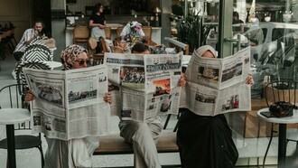 Enquanto Brandão enfatiza os aspectos ideológicos e transformadores do discurso, Maingueneau oferece ferramentas conceituais e metodológicas para compreender como o discurso opera concretamente nos diversos espaços sociais. Ele propõe uma abordagem que articula a análise textual com a análise das práticas sociais e dos dispositivos institucionais. Isso permite compreender como os discursos são produzidos, legitimados e naturalizados em diferentes esferas — como a mídia, a política, a religião, a educação, entre outras
