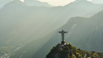 El Cristo Redentor o Cristo del Corcovado es una estatua de Jesús de Nazaret, con los brazos abiertos, mostrando a la ciudad de Río de Janeiro, Brasil