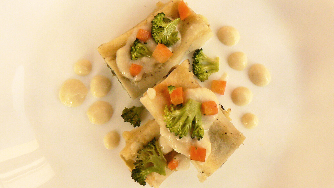Cannelloni con sfoglia senza uova farciti con patate e bieta, guarniti con cubetti di carote, broccoli e vegan besciamella