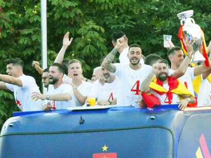 Défilé à Madrid pour célébrer le quatrième titre de la sélection espagnole de football en Euro, depuis un bus décapotable. En première ligne, le capitaine Álvaro Morata (à gauche) et Dani Olmo Carvajal (à droite) avec un drapeau espagnol, 15 juillet 2024. Photo par Carlos Teixidor Cadenas