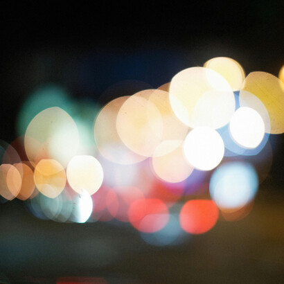 Pequeñas luces de colores alumbran una fiesta