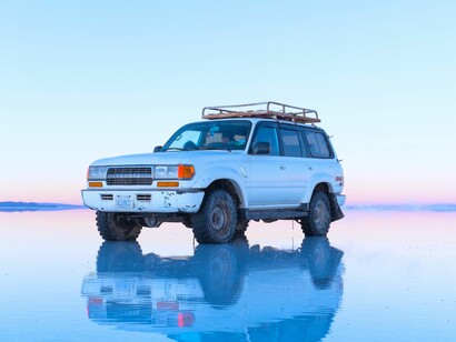 Un jeep en el Salar de Uyuni