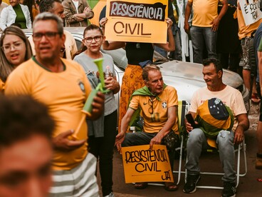Manifestantes se reúnem nas ruas em um período de forte tensão política, marcado pela recusa de setores bolsonaristas em aceitar a derrota eleitoral. Acampamentos diante de quartéis e pedidos de intervenção militar integraram a mobilização que antecedeu os ataques de 8 de janeiro de 2023, quando as sedes dos Três Poderes foram invadidas e depredadas em Brasília