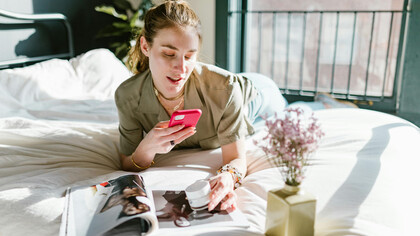Garota tira foto de seu produto preferido para criar campanha criativa em sua loja virtual
