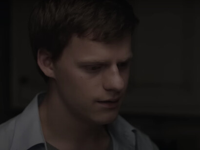 Il protagonista turbato in una scena di Boy Erased (2018)