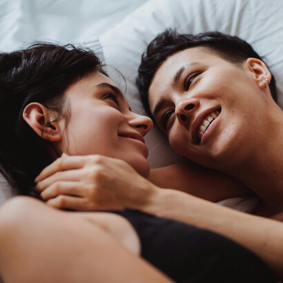 O mercado editorial tem investido em histórias sáficas, respondendo à crescente demanda por obras que celebrem o amor entre mulheres e pessoas LGBTQIA+