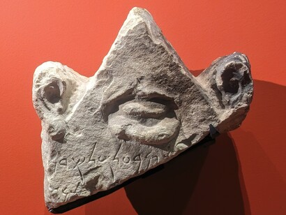 Stele ex voto con iscrizioni puniche decorata con una bocca e due orecchie. Musée du Louvre Antiquités orientales, Parigi, Francia