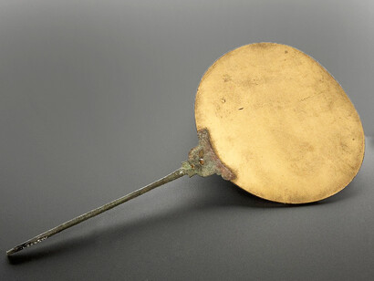 Antiguo espejo de bronce egipcio