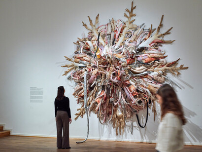 Verschiedene künstler, Künste · frauen · netzwerk – 100 jahre Gedok, ausstellungsansicht. Mit freundlicher genehmigung des Museums für Kunst und Gewerbe Hamburg
