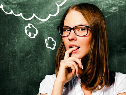 Profesora pensando
