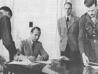 Incontro finale il 29 aprile 1945 alla Reggia di Caserta, Italia, per la firma dei documenti di resa