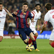 Messi regatea a varios defensores del Sevilla FC