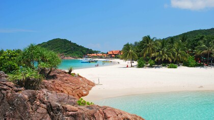 La spiaggia di Pasir Panjang, con una magnifica vista sul mare e sulla vegetazione tropicale, Merang, Malesia