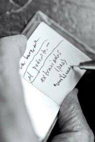 Galeano escribiendo en una de sus pequeñas libretas