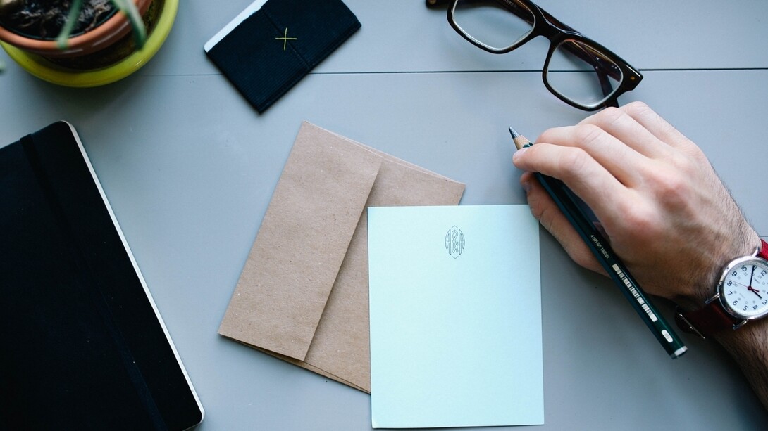 Tomando notas sobre un escritorio