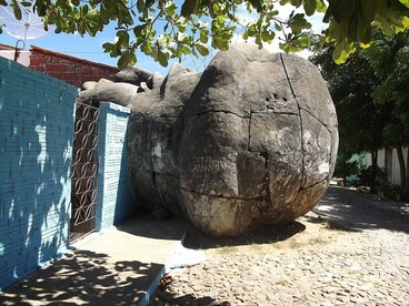 A cabeça da estátua aparece integrada à paisagem cotidiana de uma rua de Caridade, entre casas, muros e árvores. A presença insólita da escultura ajudou a transformar uma história local em matéria de ficção e inspirou a escritora Socorro Acioli a criar a fictícia Candeia de "A Cabeça do Santo"