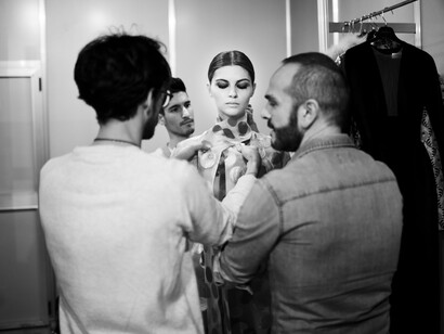 Juan Carlos y Antonio preparan a una modelo antes del desfile