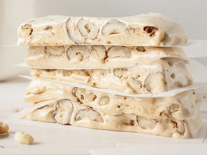 Turrón de Alicante, dulce elaborado con almendras enteras ligeramente tostadas y miel