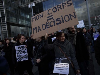 En France, pouvoir bénéficier d’une IVG dans les délais légaux devient difficile également
