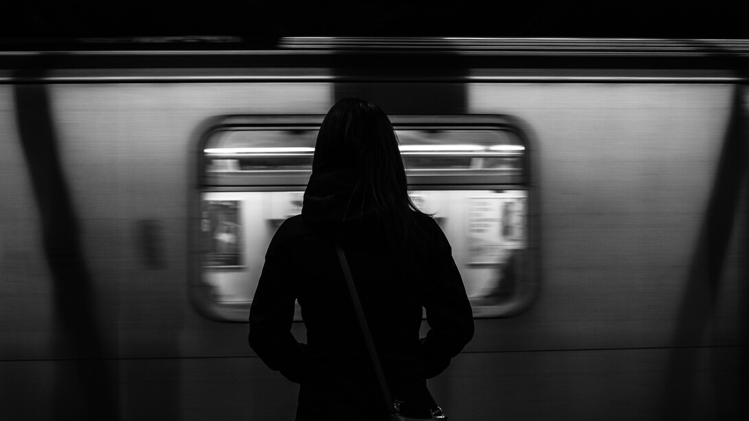 Una mujer paralizada mira como pasa el metro frente a sus ojos en Nueva York, Estados Unidos