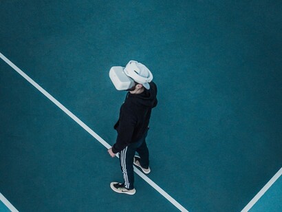 
 Il Metaverso potrebbe favorire la nascita di comunità globali unite da interessi comuni, abbattendo le barriere geografiche e culturali, permettendo alle persone di interagire senza limiti fisici