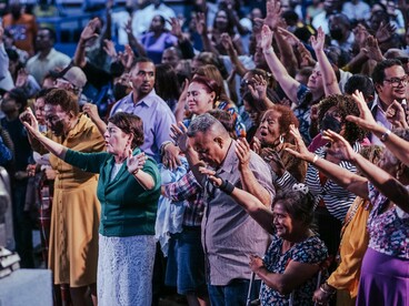 Celebrações religiosas reúnem fiéis em torno da fé e da comunhão. Em diversos contextos políticos, símbolos religiosos têm sido incorporados a projetos ideológicos e disputas por influência social