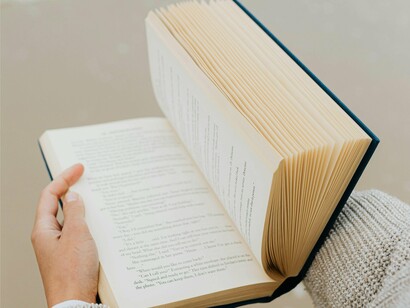 A análise da comunicação também pode se aprofundar considerando as formas como diferentes contextos influenciam a produção e a circulação de sentidos